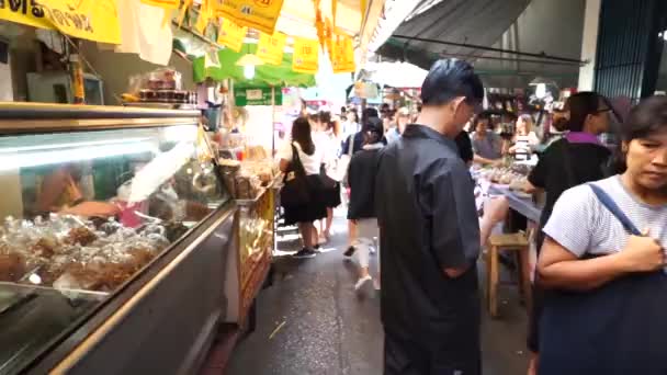 Az emberek élvezik a Tha Wanglang móló divatos ruhát bevásárló — Stock videók
