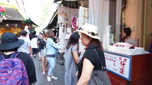 人们在享受购物为时髦的衣服，在 Tha 王朗码头 — 图库视频影像