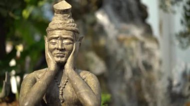 Çarpılmış münzevi egzersiz taş heykel, çeşitli duruş egzersiz iyi sağlık için