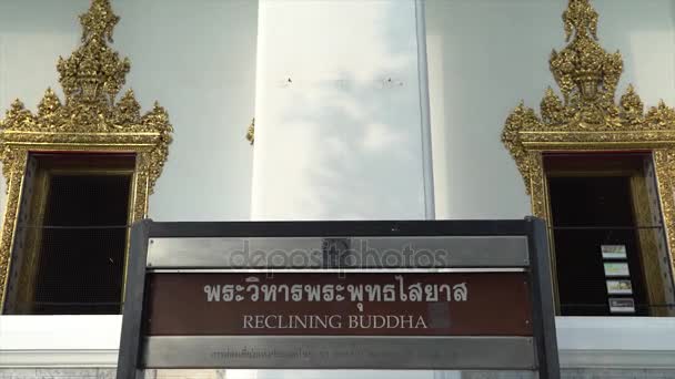 Porta da frente de PhraPhutthasaiyach Buda Reclinando — Vídeo de Stock