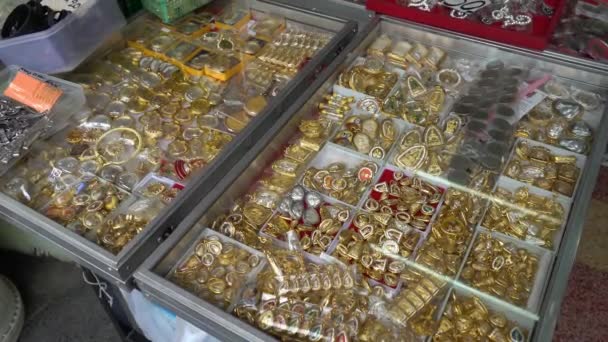 Verschillende weergave van de amuletten in de markt van de amulet — Stockvideo