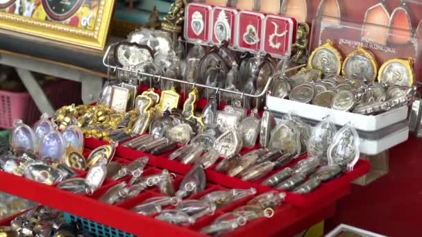 Vária vista dos amuletos no mercado de amuletos — Vídeo de Stock