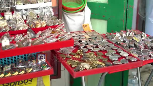 Olika syn på amuletter i amulett marknaden — Stockvideo