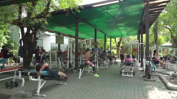Ludzie są ćwiczenia w centrum parku, który wywołał Saranrom park — Wideo stockowe