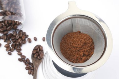 Kahve çekirdekleri ve beyaz arka planda öğütülmüş kahve