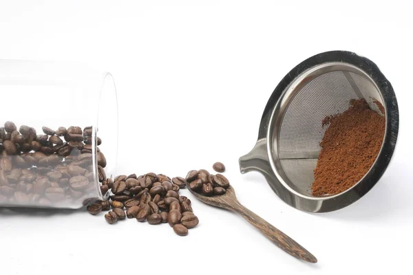Kávébab Őrölt Kávé Fehér Alapon — Stock Fotó