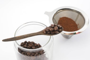 Kahve çekirdekleri ve beyaz arka planda öğütülmüş kahve