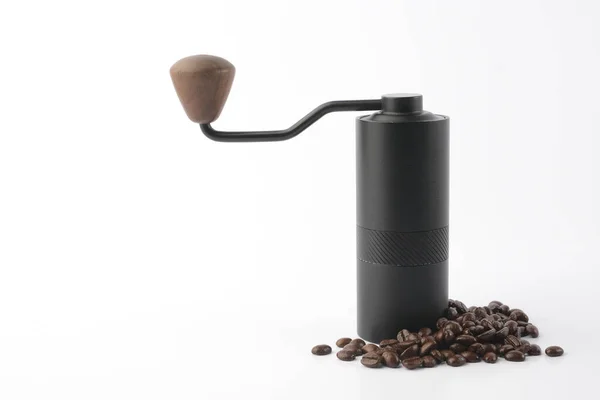 コーヒー豆と伝統的なコーヒーグラインダー — ストック写真