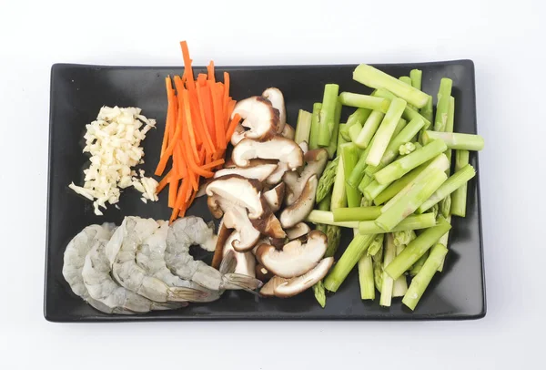 烹调材料 一束新鲜的绿色芦笋 新鲜的虾仁 美味的鱿鱼 胡萝卜和大蒜 — 图库照片