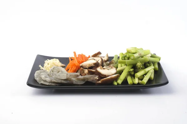 烹调材料 一束新鲜的绿色芦笋 新鲜的虾仁 美味的鱿鱼 胡萝卜和大蒜 — 图库照片