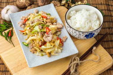 Tavuklu kızarmış lahana ve pilav..