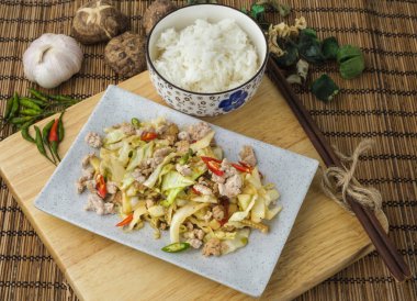 Tavuklu kızarmış lahana ve pilav..