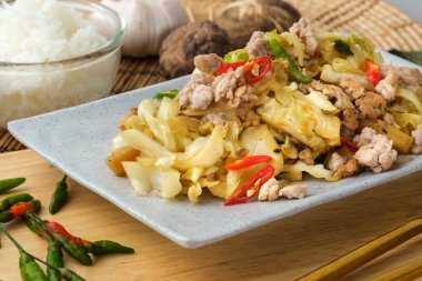 Tavuklu kızarmış lahana ve pilav..