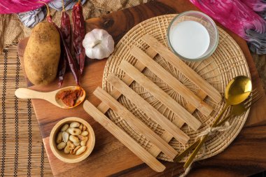 Tahta ısıtma yastığı ile bir bardak süt, kaşık ve çatal... 