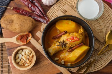 Massaman körili tavuk ve ahşap kaplamalı Tayland bitkisi. 