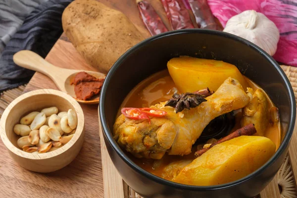 Massaman Curry Con Pollo Hierbas Tailandesas Con Fondo Madera —  Fotos de Stock