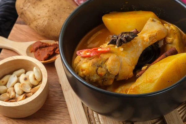 Massaman Curry Con Pollo Hierbas Tailandesas Con Fondo Madera — Foto de Stock
