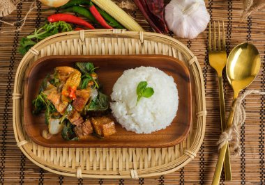 Tayland fesleğenli gevrek domuz eti. Klasik Tayland yemeği.