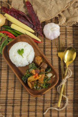 Tayland fesleğenli gevrek domuz eti. Klasik Tayland yemeği.