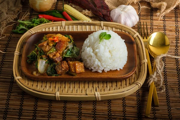 Хрустящий Свиной Живот Тайским Базиликом Тайское Блюдо — стоковое фото