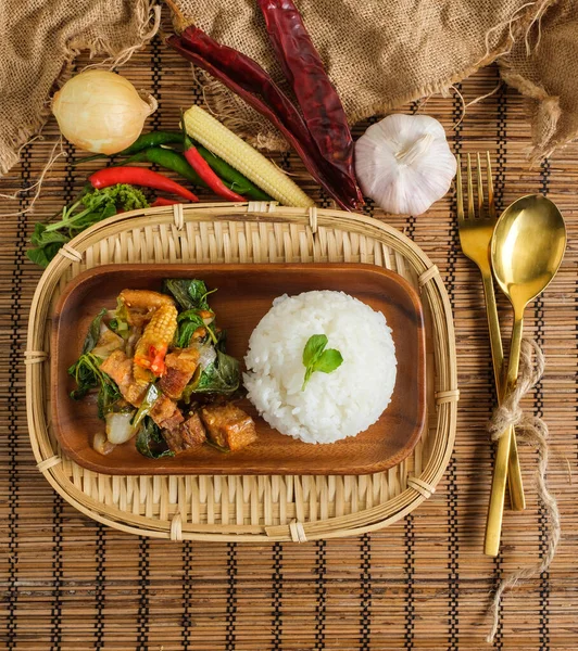 Хрустящий Свиной Живот Тайским Базиликом Тайское Блюдо — стоковое фото