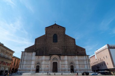 Basilica di San Petronio 'nun Bologna İtalya' daki Piazza Maggiore 'daki yüzü. 