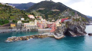 Cinque Terre İtalya 'daki Vernazza' nın renkleri