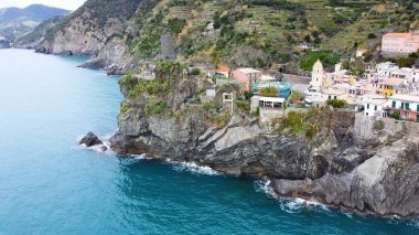 İtalya Cinque Terre 'deki Vernazza şehrinin tepesi.