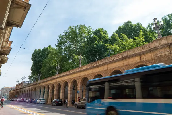 Bologna İtalya 'daki Via della' Independeza sokak manzarası