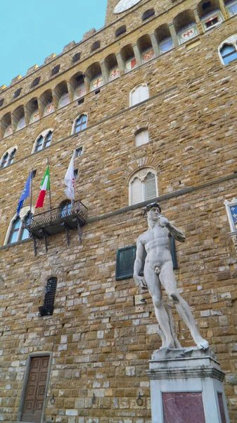 Floransa 'daki Palazzo Vecchio' nun önündeki David 'in kopyası.