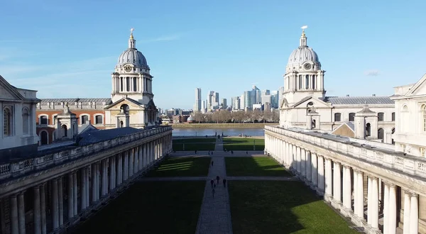 Londra 'daki Greenwich' teki Thames Nehri fron Üniversitesi manzarası
