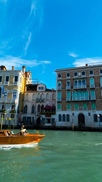 Venedik İtalya 'daki Büyük Kanal' daki tekne.