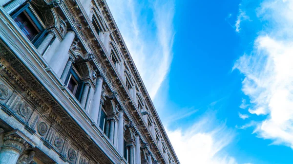 İtalya Venedik 'teki Piazza San Marco' daki bir binanın detayları.