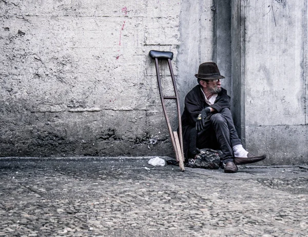 Sitter Och Ledsen Gatan Med Sin Käpp — Stockfoto