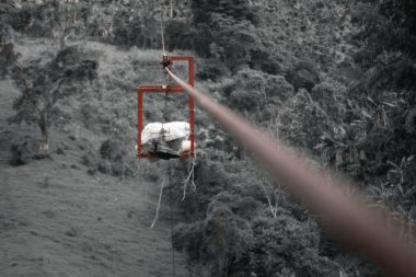 Kolombiya 'da asılı çizmeleri olan eski bir hava kablosu.