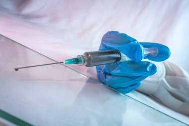 Şırıngada mavi eldiven 10 kullanılarak kovid 19 'un tedavisi için aşı