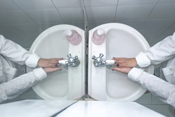 Numaralı Banyodan Alınan Bir Kadının Ellerini Iki Kez Yıkamak — Stok fotoğraf