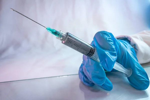 青い手袋8を使用してCovid 19の治療のための注射器のワクチン — ストック写真