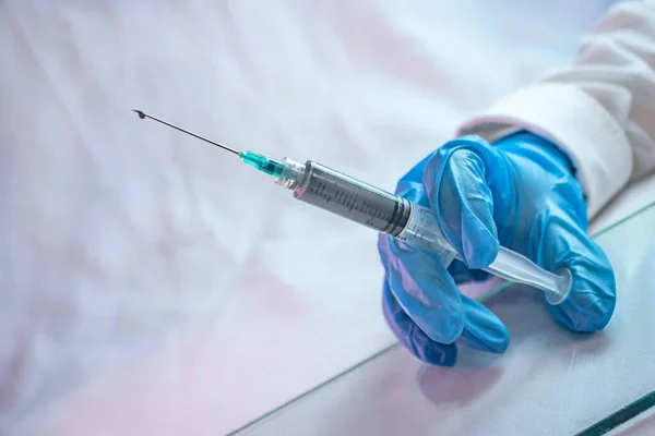 青い手袋11を使用してCovid 19の治療のための注射器のワクチン — ストック写真