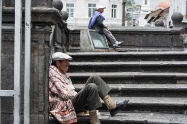 Quito, Ekvador - 20 Nisan 2018: Sokaklarda yaşayan yaşlı evsiz insanlar