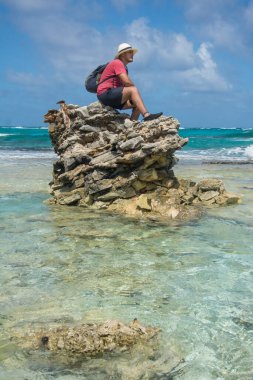 Kayalıklarda oturan adam.