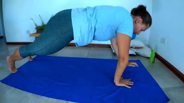 Femme Faisant Des Exercices Maison Pendant Quarantaine — Video
