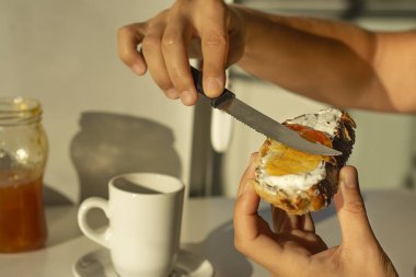 Kızarmış ekmek, kahve ve reçelli sağlıklı bir kahvaltı.