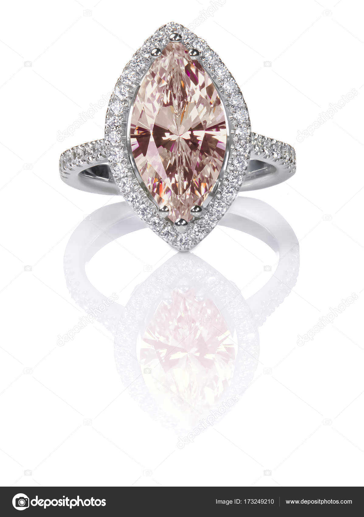 Anel de noivado de diamante bonito Morganite rosa pêssego. Gemstone  Marquise corte cercado por um halo de diamantes . — Foto ©  fruitcocktailcreative #173249210, image size:1197x1700