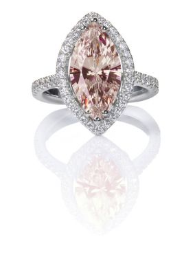 Şeftali pembe Morganite güzel elmas nişan yüzüğü. Değerli taş Markiz elmas bir hale tarafından çevrili kesmek.
