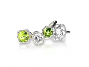 Yeşil peridot elmas yüzük gemstone takı kümesi. Yığın grupla veya küme birden çok değerli taş pırlanta yüzük.