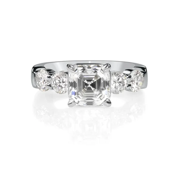 Asscher Corte anel de noivado de diamante solitário — Fotografia de Stock