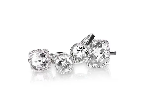Conjunto de anillos de piedras preciosas joyas finas. Grupo pila o racimo de múltiples anillos de diamantes de piedras preciosas . — Foto de Stock