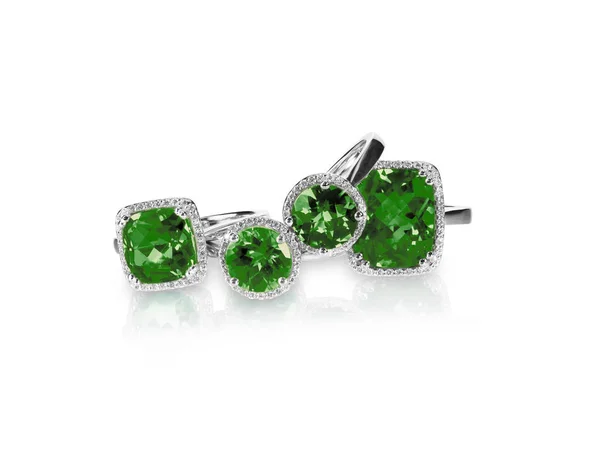 Conjunto de anéis de esmeralda verde pedras preciosas jóias finas. Grupo pilha ou aglomerado de múltiplos anéis de diamante de pedra preciosa . — Fotografia de Stock