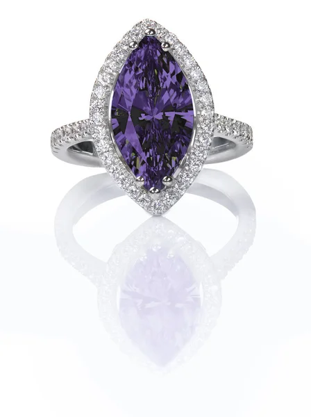 Ametista roxo lindo anel de noivado de diamante. Gemstone Marquise corte cercado por um halo de diamantes . — Fotografia de Stock